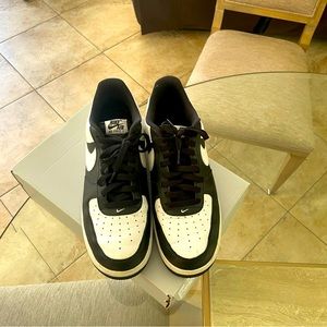 AIR FORCE 1 BLACK AND WHITE SIZE 10.5